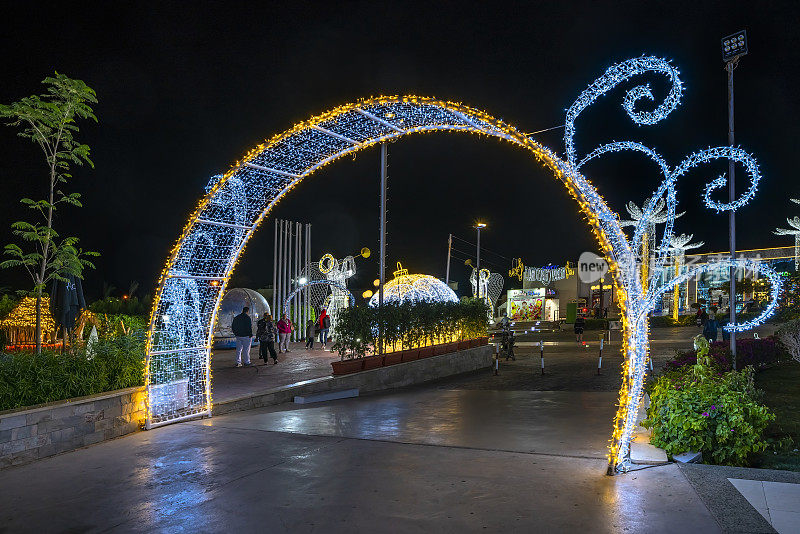 沙姆沙伊赫，埃及- 2020年12月22日:苏豪广场五彩缤纷的夜晚灯光。夜晚喜庆照亮新年佳节。